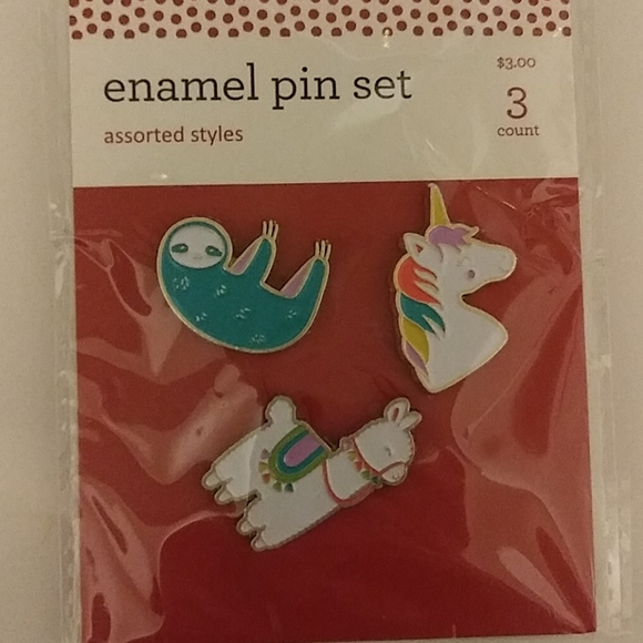 Keychain and pin set - Picture 3 of 3